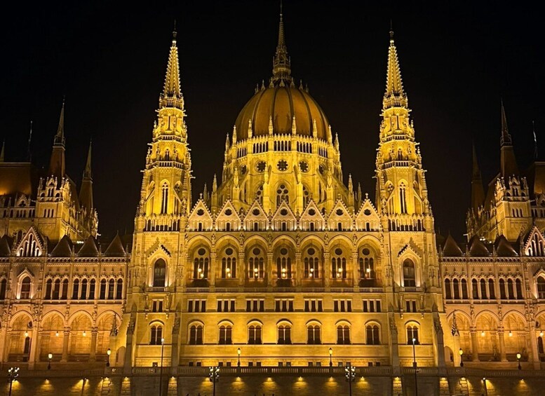 Picture 7 for Activity Budapest: Evening Sightseeing Cruise with Unlimited Prosecco