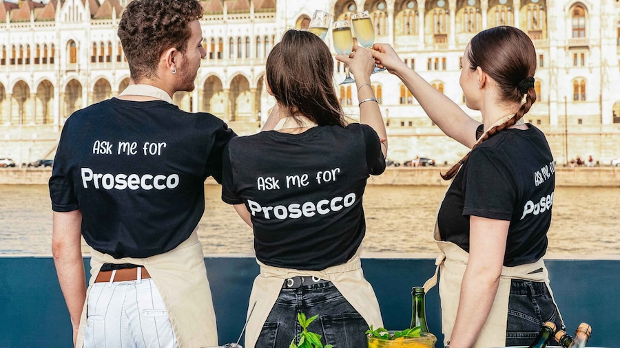 Budapest: Evening Sightseeing Cruise with Unlimited Prosecco