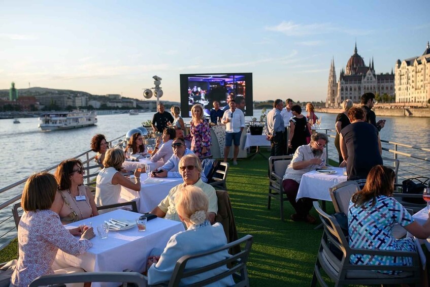 Picture 5 for Activity Budapest: Evening Sightseeing Cruise with Unlimited Prosecco