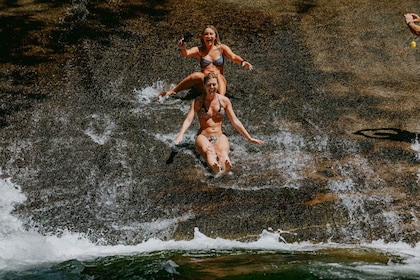 Von Cairns aus: Splash & Slide Wasserfall Tour mit Picknick Mittagessen