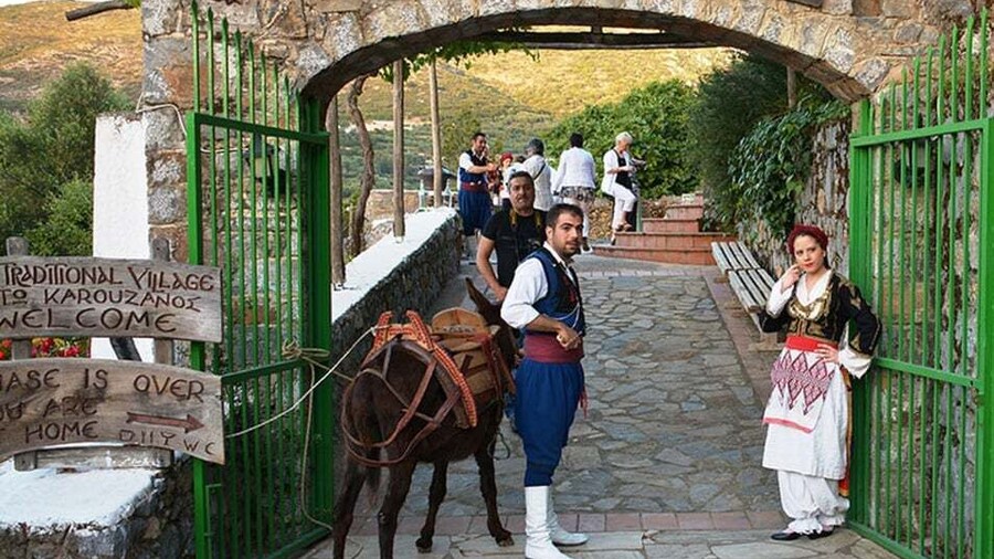 Crete: Traditional Dance Show and Buffet Dinner with Wine