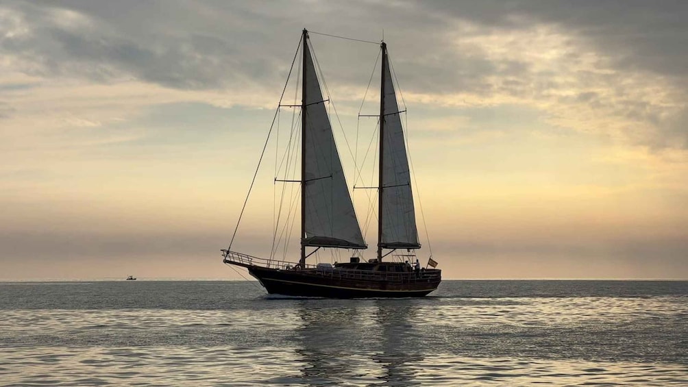 Fuerteventura: Sunset boat trip with DJ, Food & Drinks