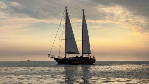 Fuerteventura: Paseo en barco al atardecer con DJ, Comida y bebida