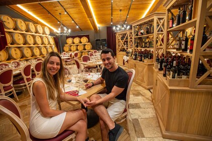 San Gimignano: Comida o Cena en una Bodega con Degustación de Vinos