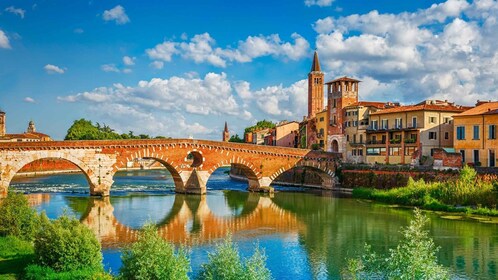 Milan: Verona Day Tour with a Lake Garda Cruise to Sirmione