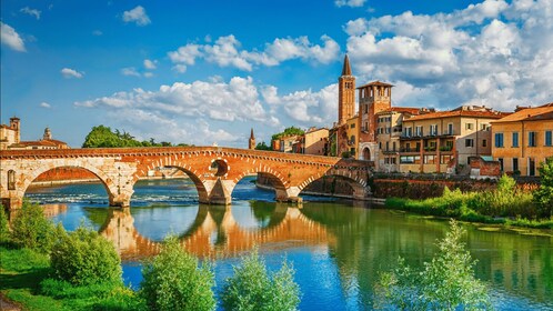 Milano: Tour di un giorno a Verona con crociera sul lago di Garda a Sirmion...