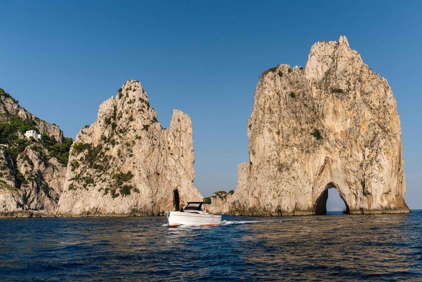 Positano: Boat Tour of Capri with Drinks and Snacks