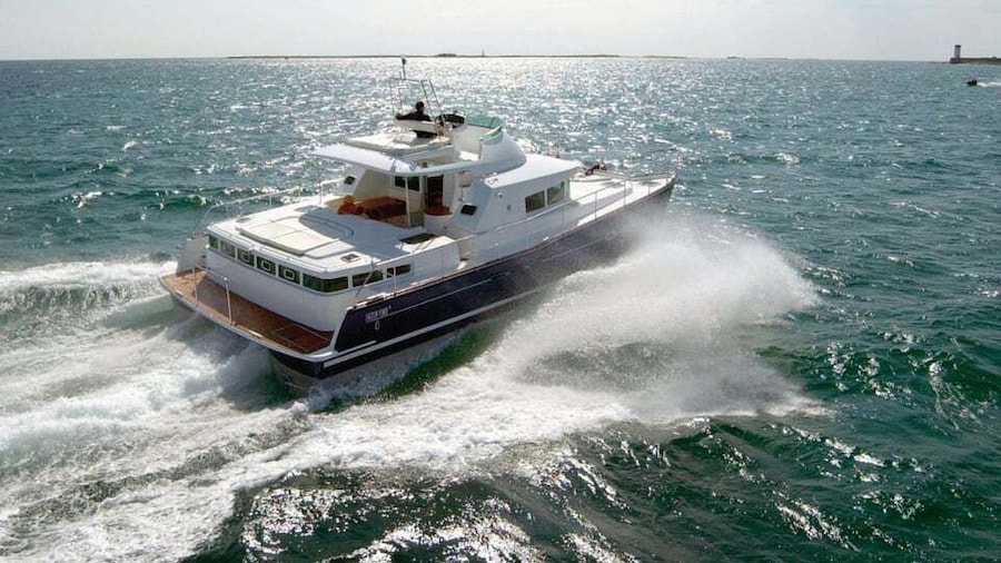 Busan: Group Sightseeing Yacht Cruise with Snacks and Drinks