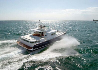 Busan: Group Sightseeing Yacht Cruise with Snacks and Drinks