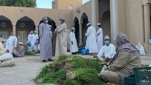 Mercado del viernes de Nizwa: Desvelando los Tesoros Tradicionales de Omán