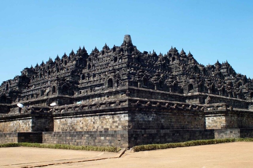 Yogyakarta: Breakfast at Borobudur & Prambanan Private Tour