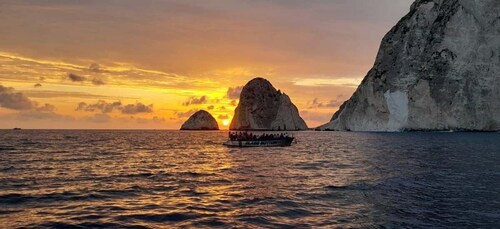 Zakynthos: Kreuzfahrt bei Sonnenuntergang nach Myzithres mit Wein