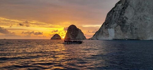 Zakynthos: crucero al atardecer a Myzithres con vino