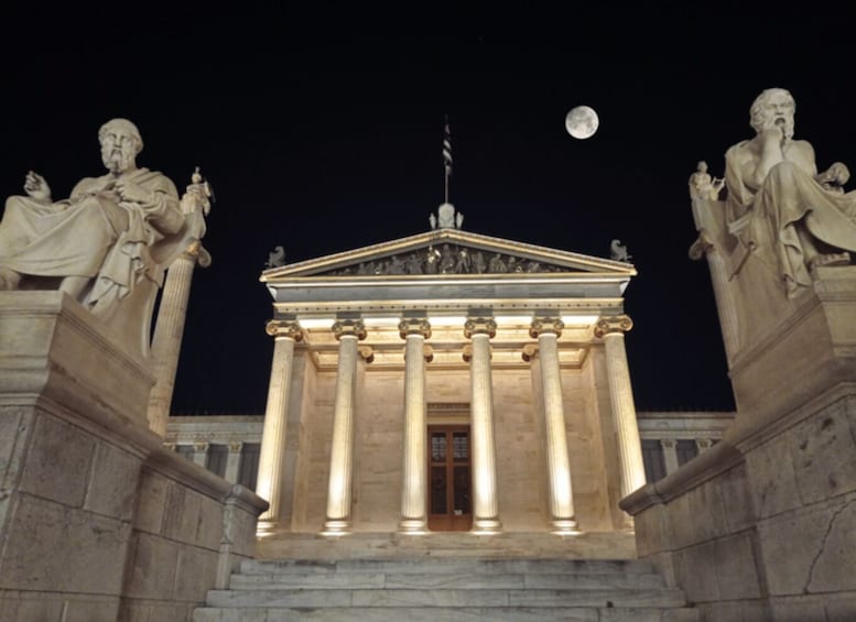 Picture 2 for Activity Athens: City Highlights Nighttime Walking Tour in Spanish