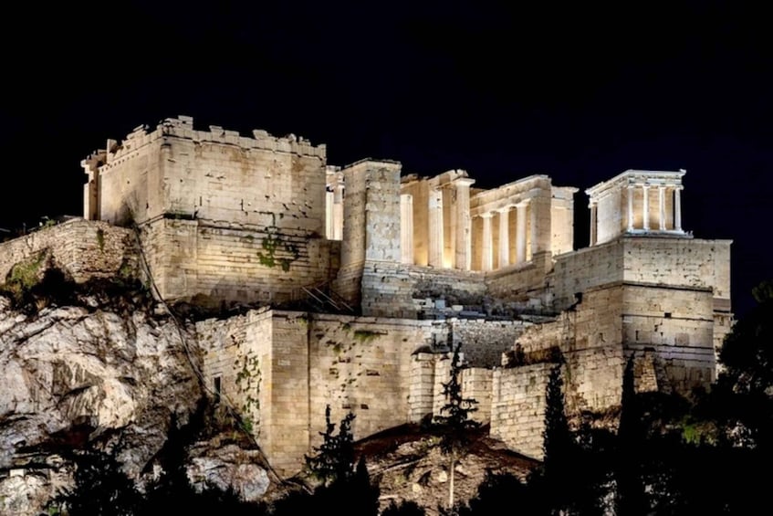 Athens: City Highlights Nighttime Walking Tour in Spanish