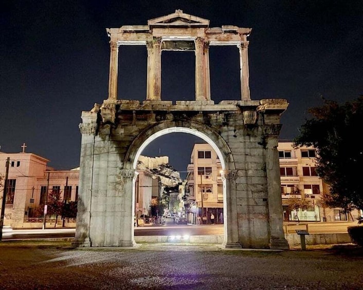 Picture 1 for Activity Athens: City Highlights Nighttime Walking Tour in Spanish