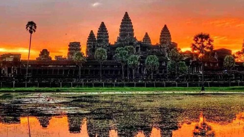 Siem Reap: Angkor Wat Sunrise and Full-Day Sightseeing Tour