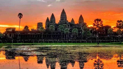 Siem Reap: Angkor Wat Sunrise and Full-Day Sightseeing Tour