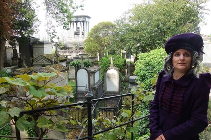 The Père Lachaise Cemetery guided by the Great Sibylle