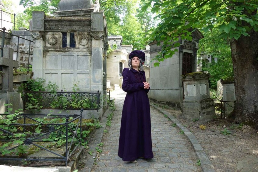 The Père Lachaise Cemetery guided by the Great Sibylle