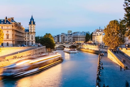 Paris: Pelayaran Malam Hari di Sungai Seine dengan Mencicipi Wafel