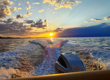 Crucero romántico al atardecer desde Zadar en lancha rápida