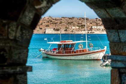 Elounda: Excursión guiada en barco por Spinalonga con barbacoa y baño