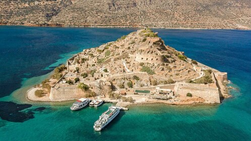 Elounda: Excursión guiada en barco por Spinalonga con barbacoa y baño