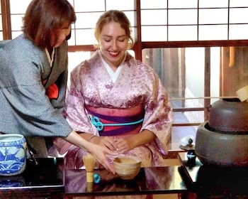 Kyoto: Theeceremonie aan tafel in een Kyo-Machiya