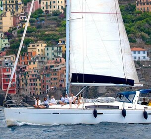 La Spezia : Private Sailboat tour of cinque terre with lunch