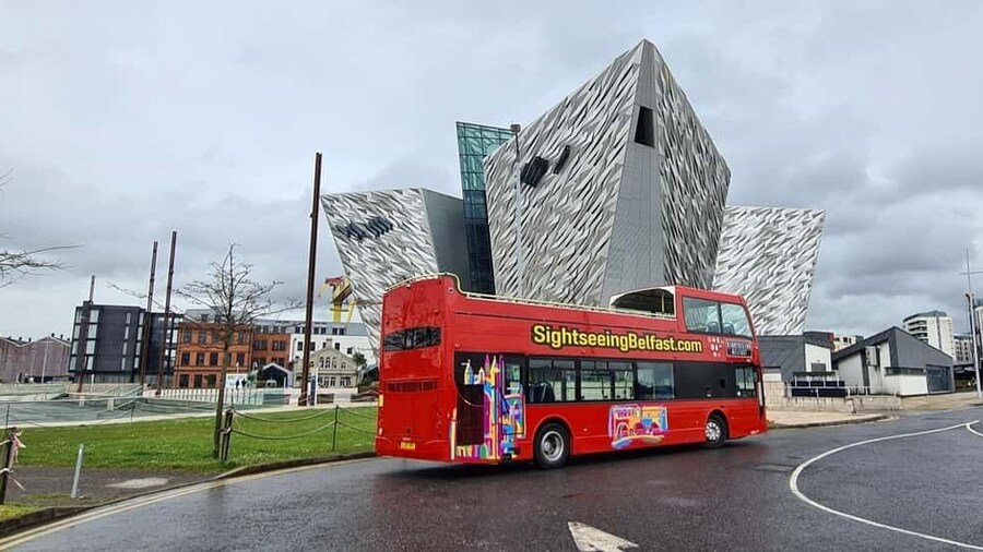 Belfast: Sightseeing Tour HOP ON HOP OFF from the City Hall
