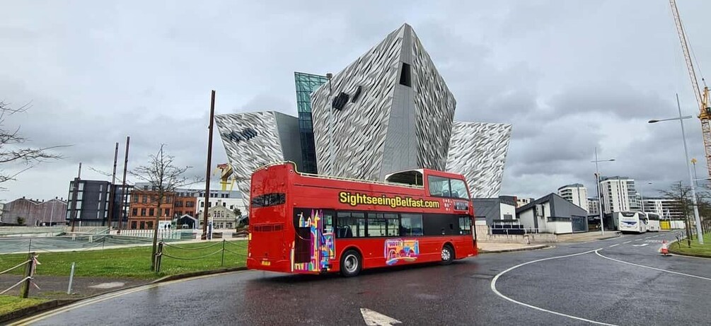 Belfast: Sightseeing Tour HOP ON HOP OFF from the City Hall