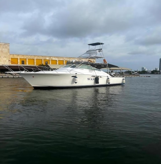 Cartagena: Sunsetplan on Yacht with Open Bar and DJ on board