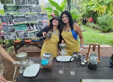 La Fortuna: Garden Walking Tour with Chocolate and Coffee