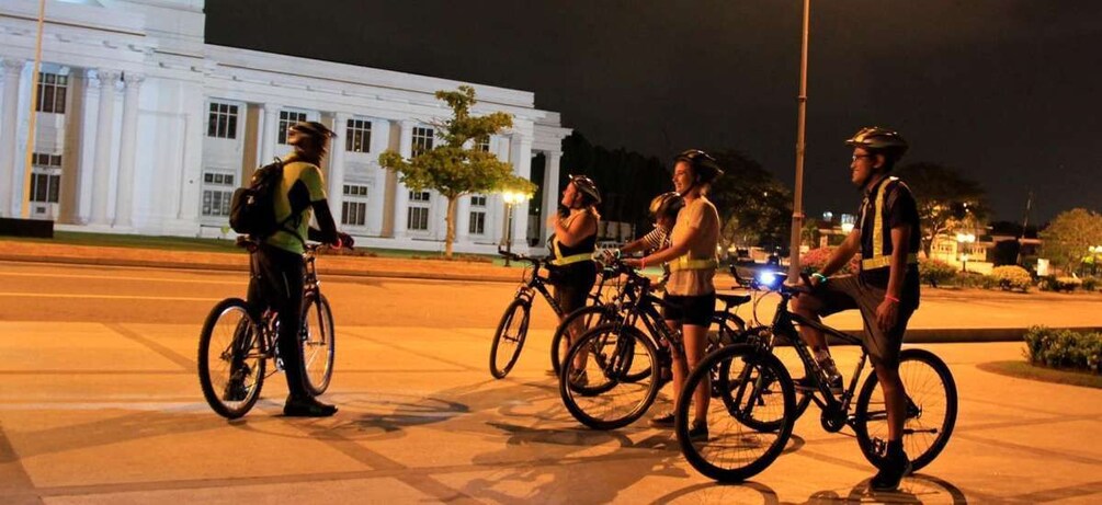 Colombo: Private Nighttime Biking Tour with Snacks