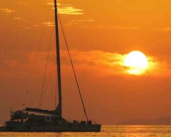 Romántico crucero privado en catamarán al atardecer