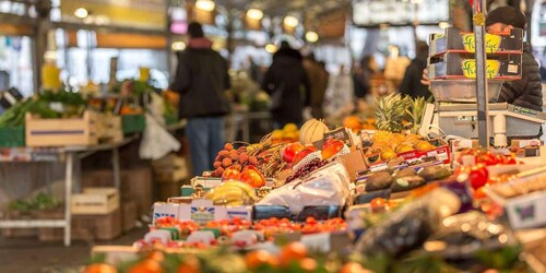 Provence-markkinat, ostokset ja piknik-kori järven rannalla