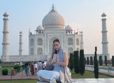 Agra: Taj Mahal Guided Tour with Fast Track Entry
