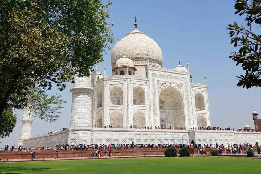 Agra: Taj Mahal Guided Tour with Fast Track Entry