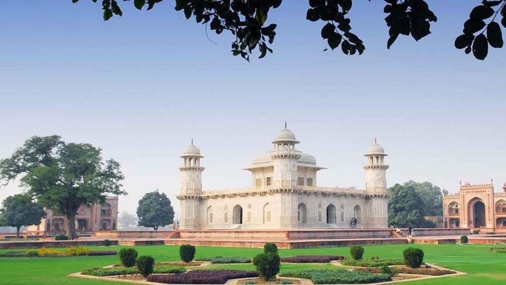 Picture 3 for Activity Taj Mahal Guided Tour with Fast Track Entry