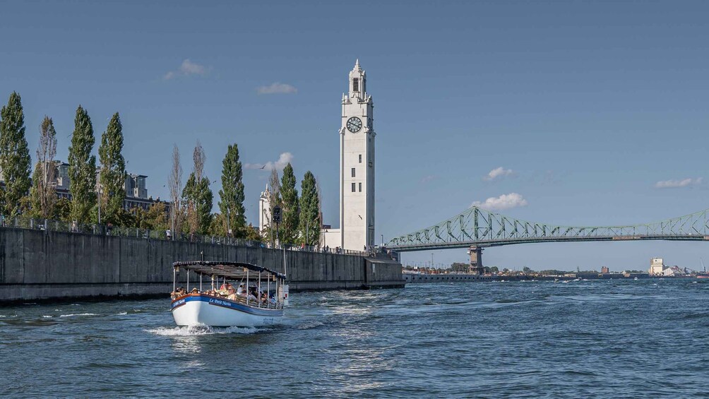 Montreal: Electric Boat Cruise with Onboard Drinks