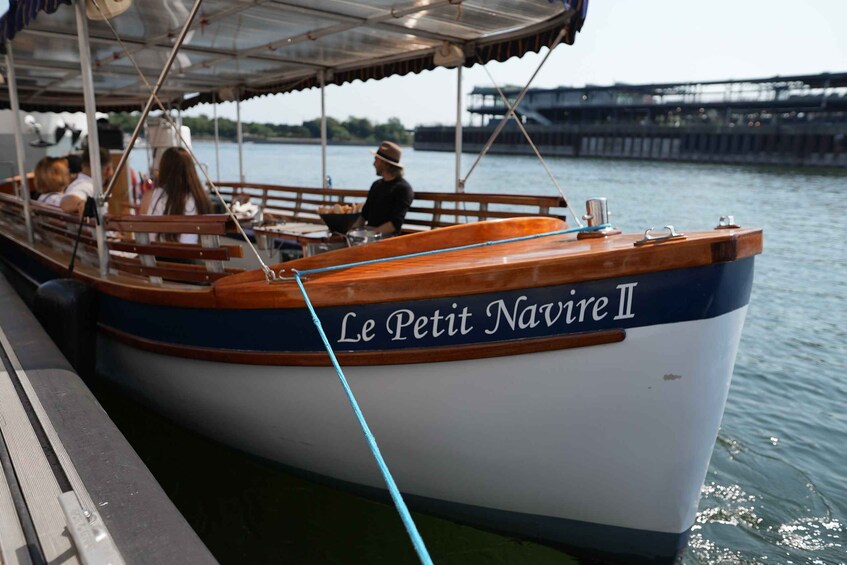 Picture 3 for Activity Montreal: Electric Boat Cruise with Onboard Drinks