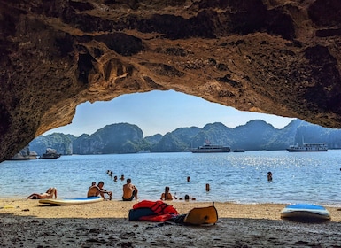 Full-day cruise and kayak in Lan Ha Bay, Cat Ba island