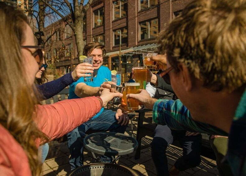 Minneapolis: History and 4-Bar Crawl Guided Walking Tour