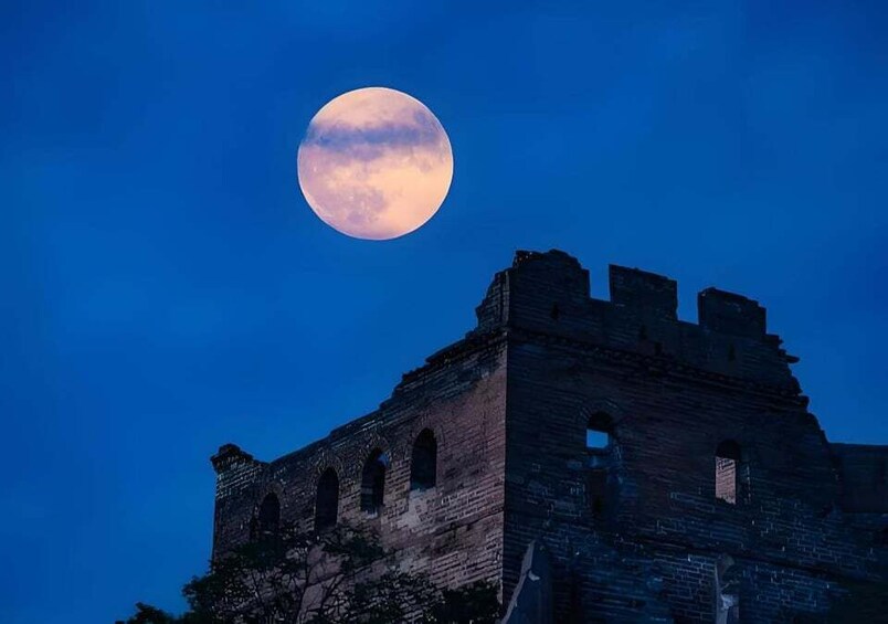 Beijing: Mutianyu Great Wall Overnight Tour with Transfer