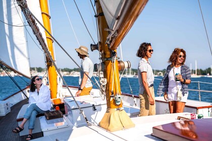 Newport : Sightseeing Sunset Sail sur la goélette Madeleine