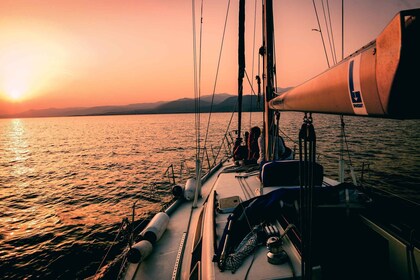 Corfú: crucero privado en velero al atardecer con aperitivos y bebidas