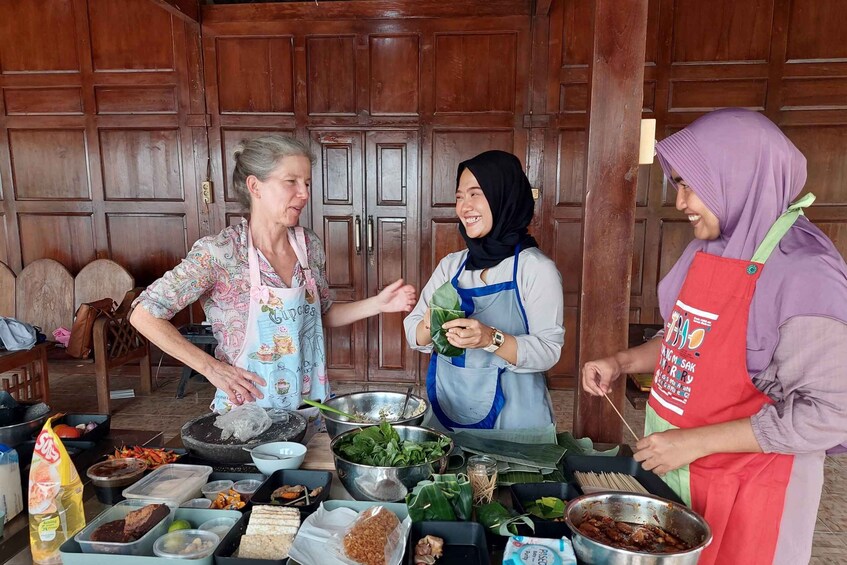 Picture 1 for Activity Yogyakarta: Javanese Cooking Class & Market Tour