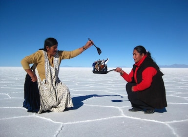 Uyuni: Tur Berpemandu ke Dataran Garam dan Matahari Terbenam dengan Makan S...