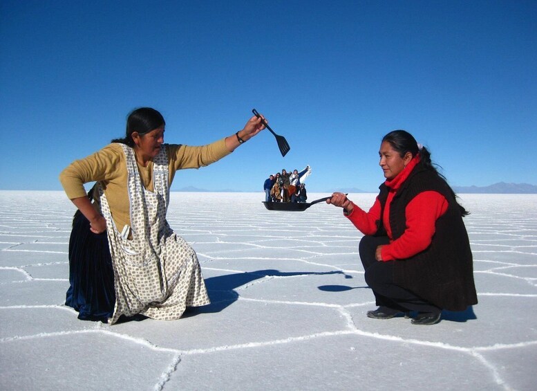 Uyuni: Salt Flats and Sunset Guided Tour with Lunch